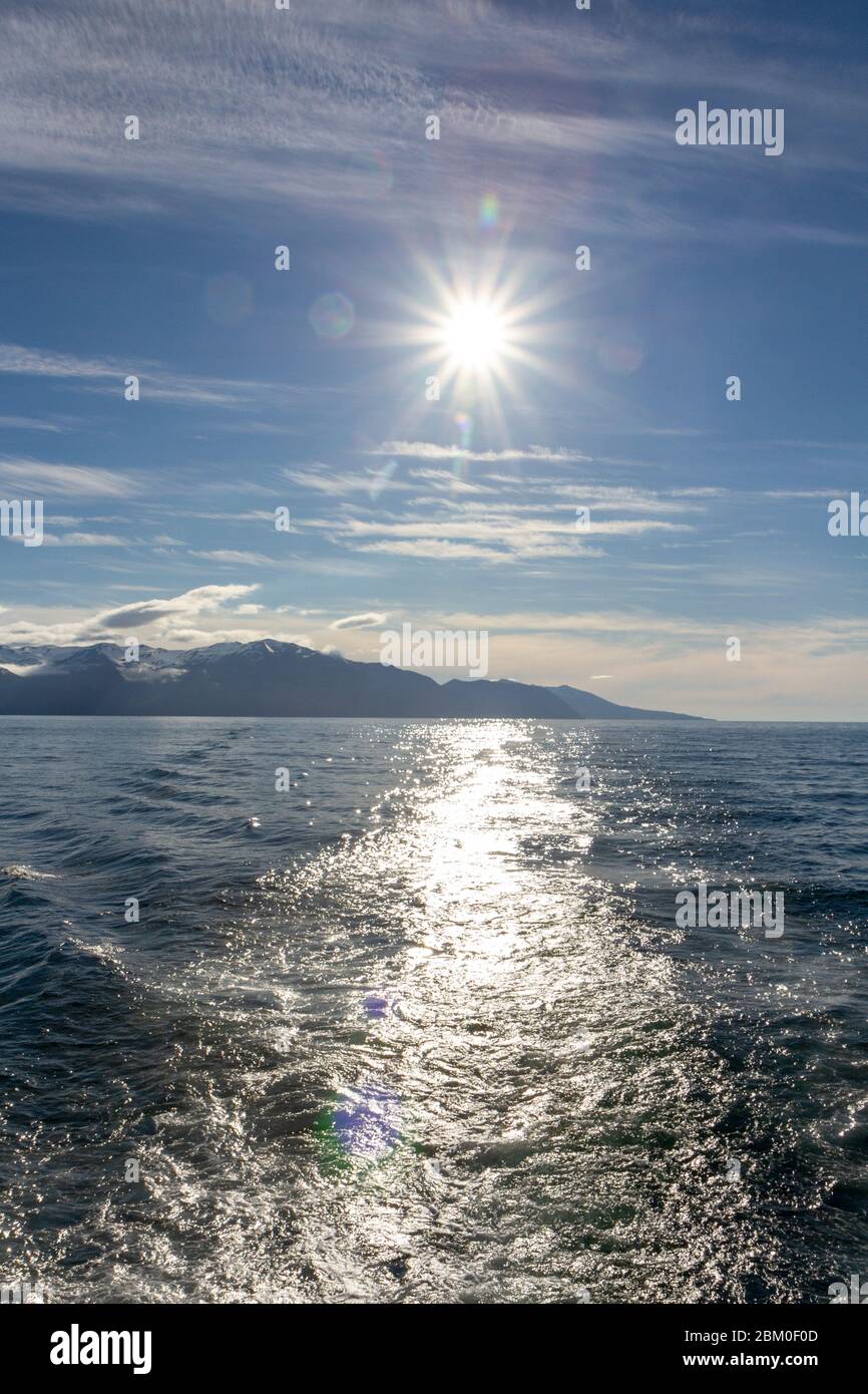 Blick auf eine helle untergehende Sonne über Skjálfandi Bucht, Husavik, Island. Stockfoto