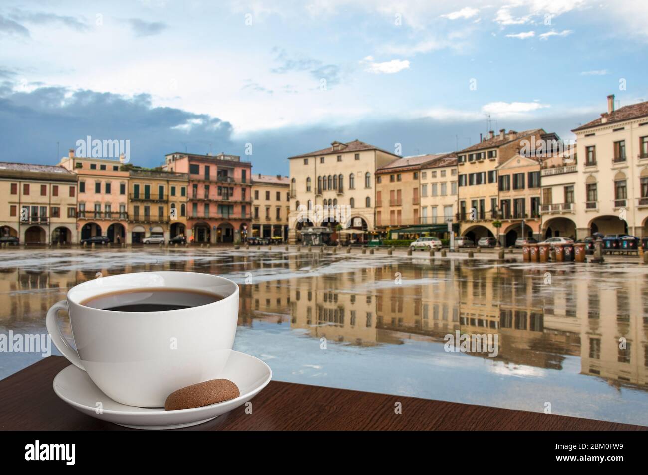 Kaffee mit Plätzchen auf italienischem quadratischem Hintergrund in Padova, Italien Stockfoto