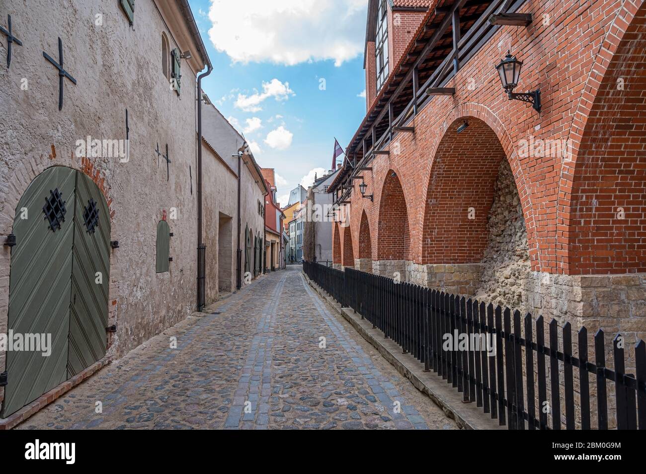 Schmale mittelalterliche Straße im historischen Stadtzentrum von Riga, Lettland. Stockfoto