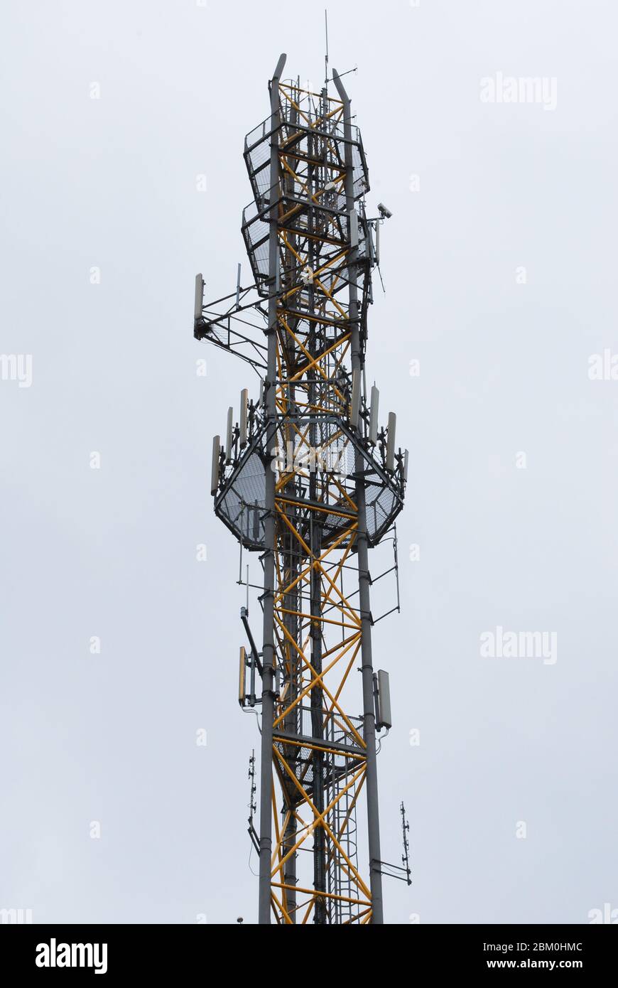 Mobiltelefon Mast Altes historisches Erbe Industrielle Überreste auf der Greenwich Peninsula Riverside, London Stockfoto