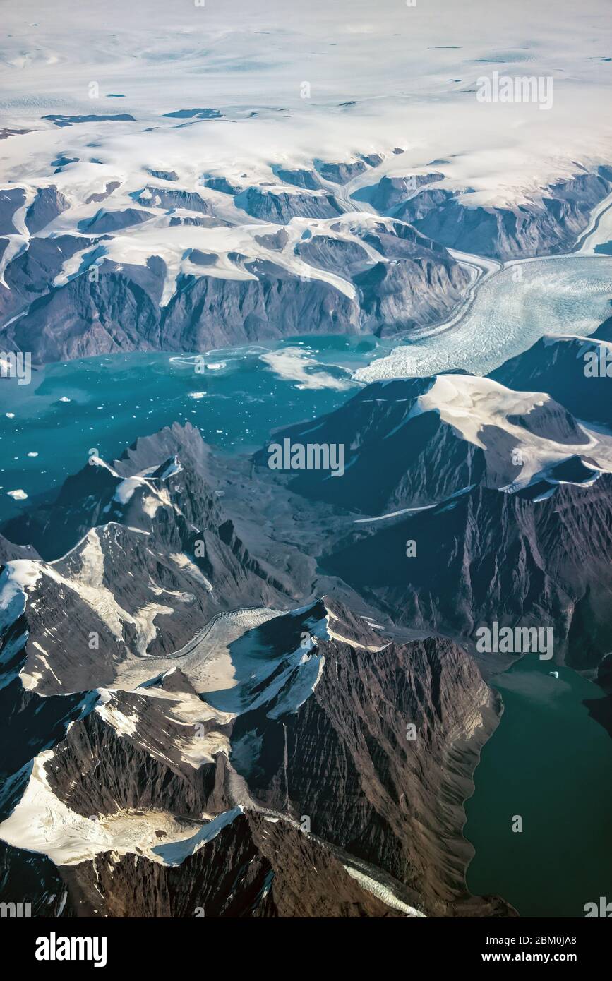 Westliche Küste von Grönland, Luftaufnahme der Gletscher, Berge und Meer Stockfoto