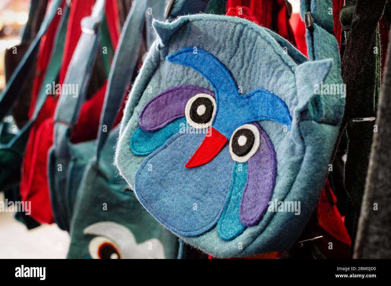 Eulenförmige handgefertigte Filztasche auf einem Marktstand Stockfoto