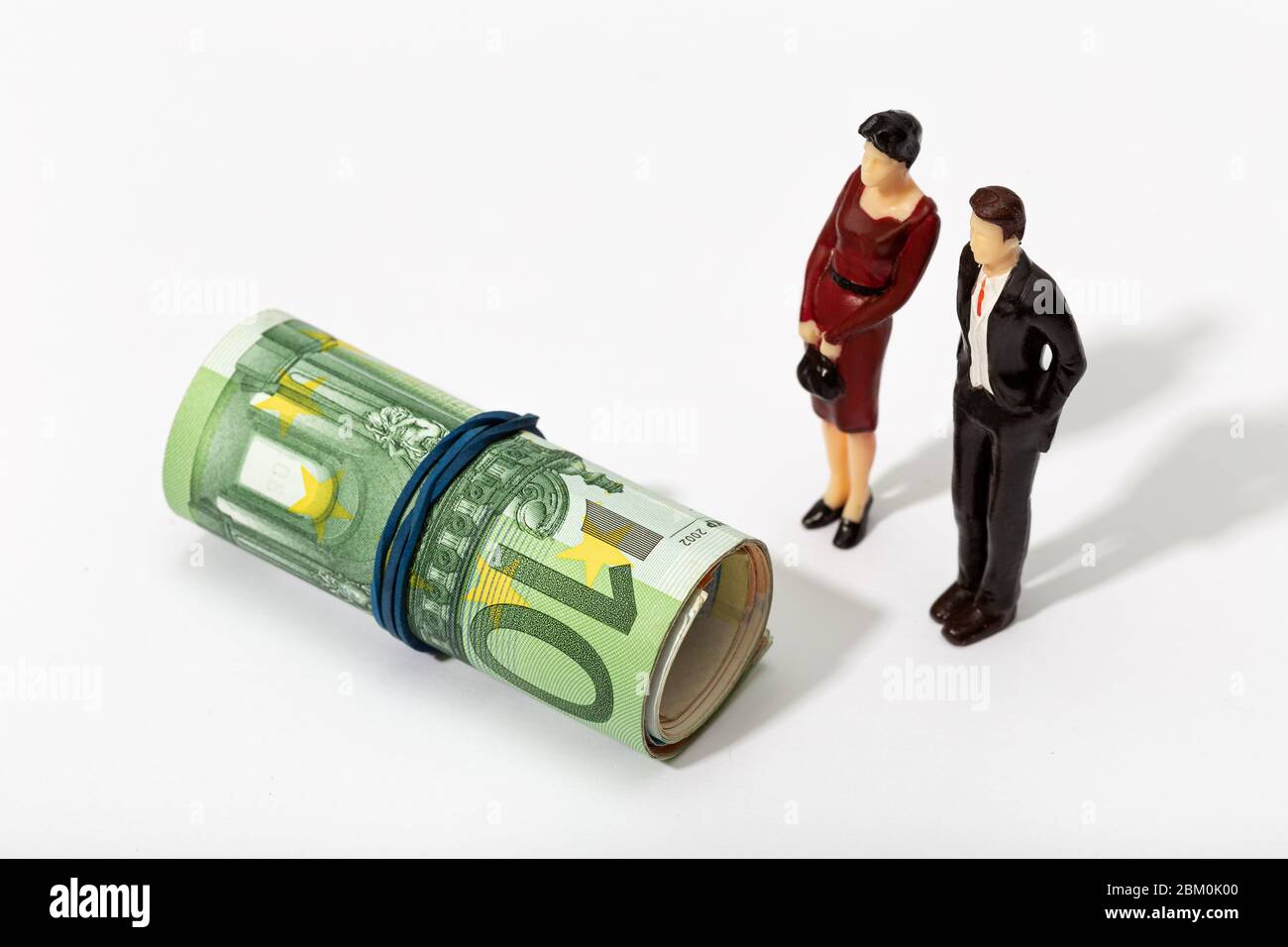 Menschliche Darstellung eines Paares, das eine Rolle Geld anschaut. Finanz-, Investitions- oder Sparkonzept Stockfoto
