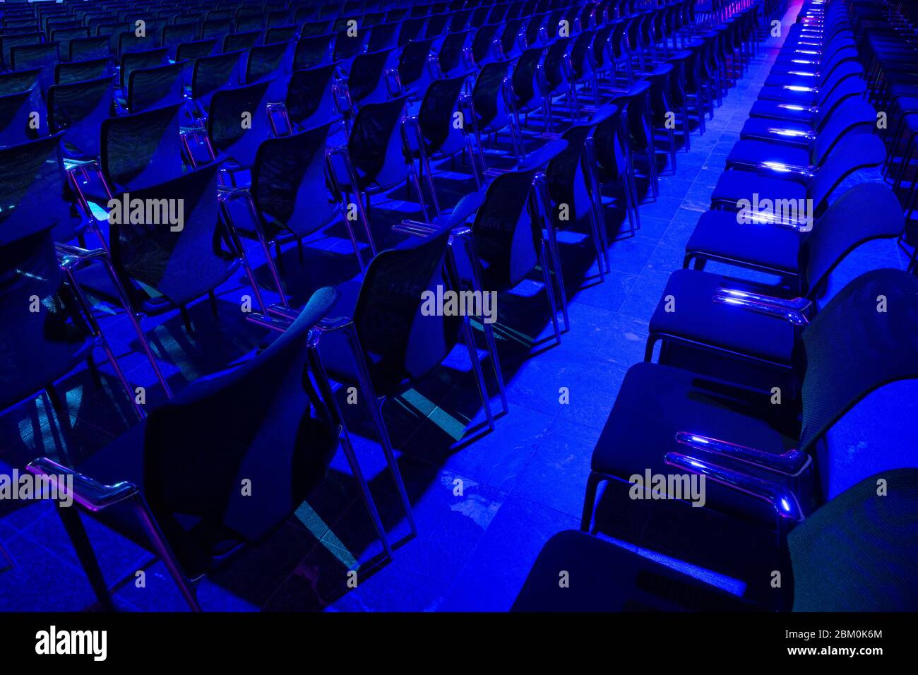 Blaue Stühle im Kongresssaal Stockfoto