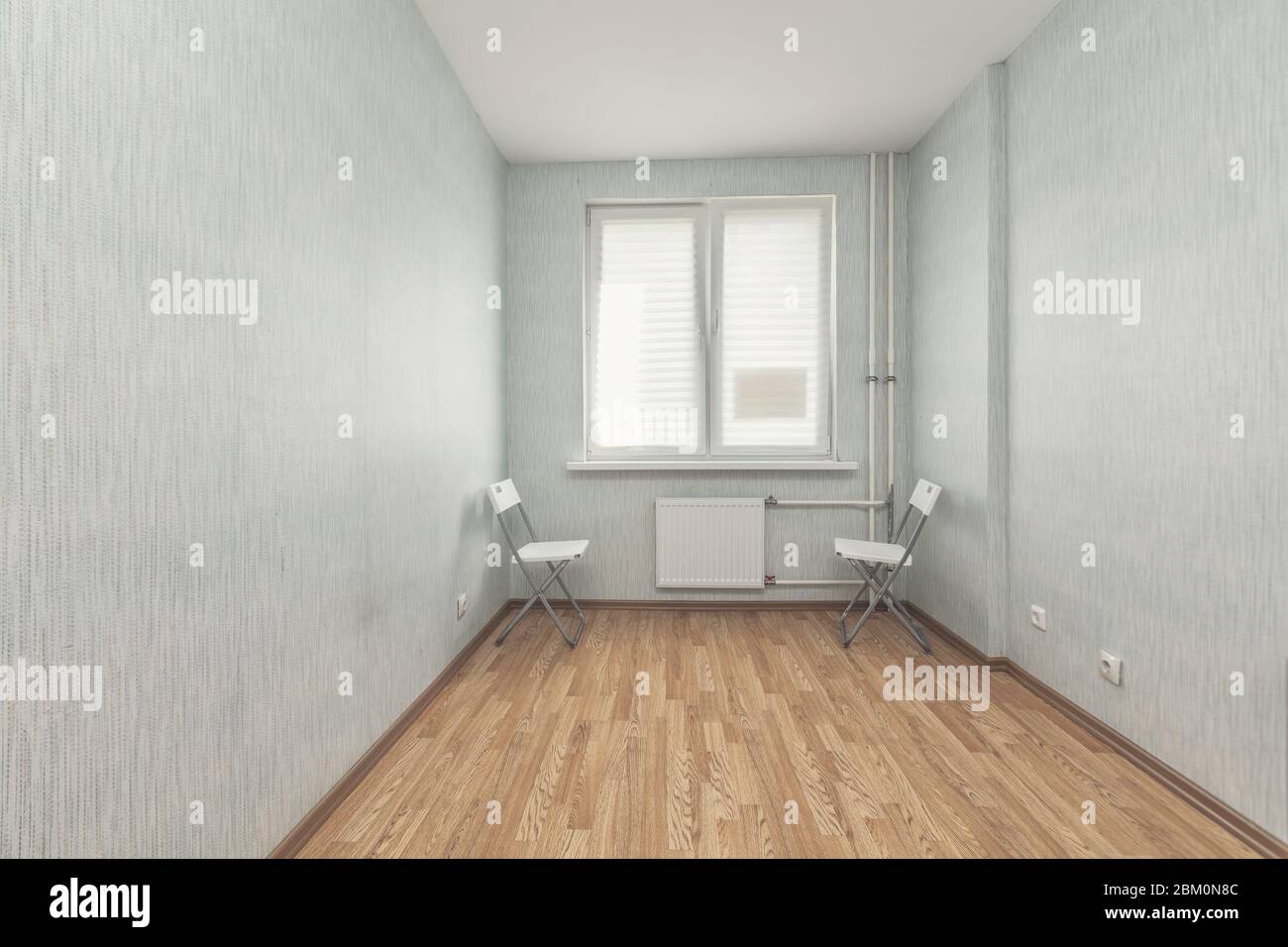 Leerer Raum für Reparatur Licht sauberes Interieur mit Tapete und Teppichhaus zum Verkauf Stockfoto