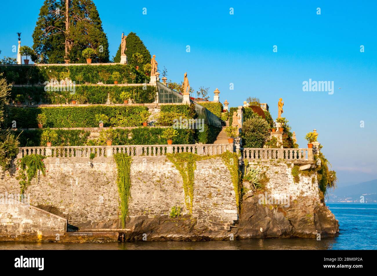 Stresa/ italien: Italienischer Garten mit Skulpturen der isola bella im maggiore See Stockfoto