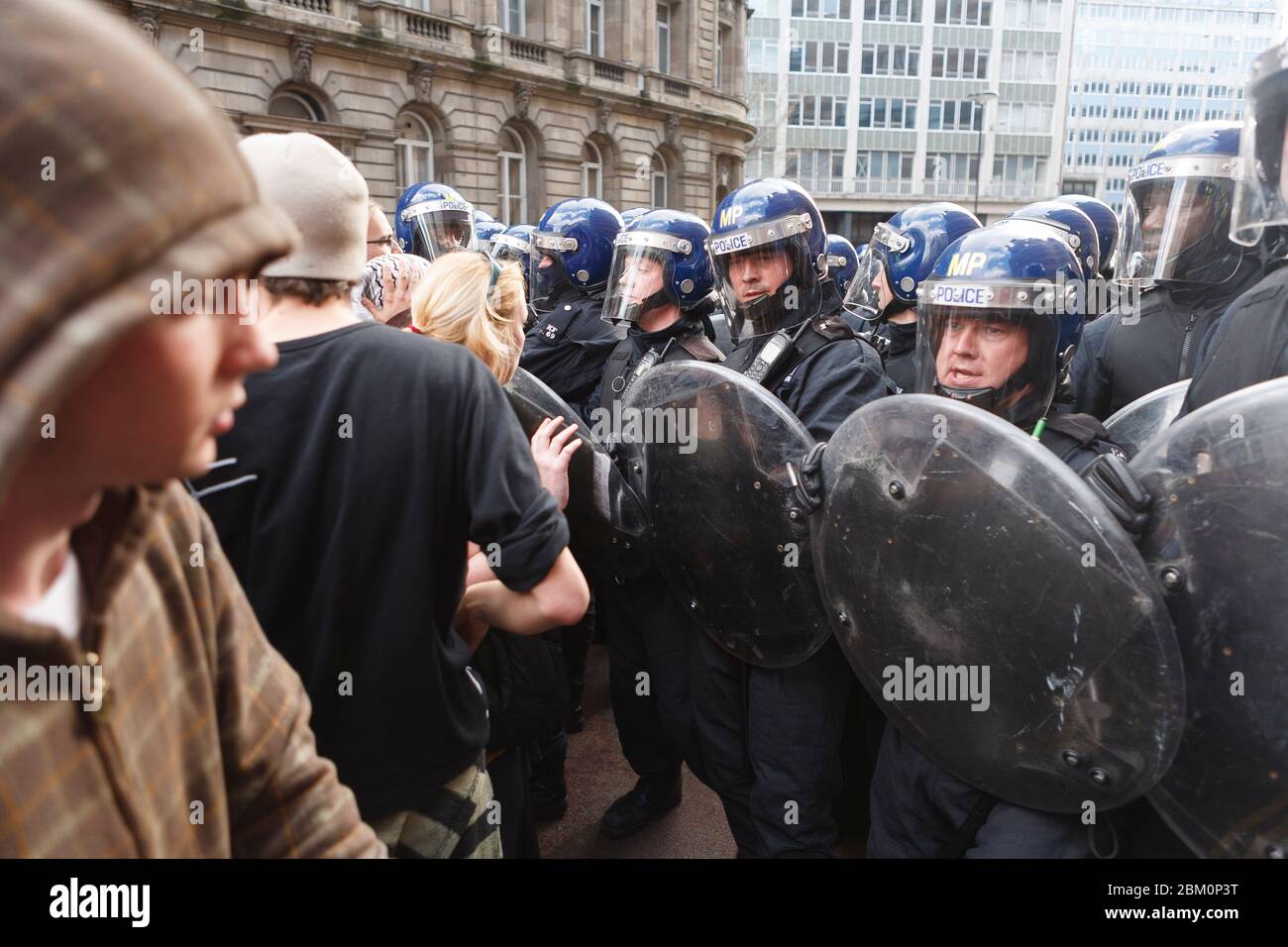 Anti-G20-Demonstranten konfrontieren Polizei in Bereitschaftspolizei, Queen Victoria Street, City of London, Großbritannien. April 2009 Stockfoto