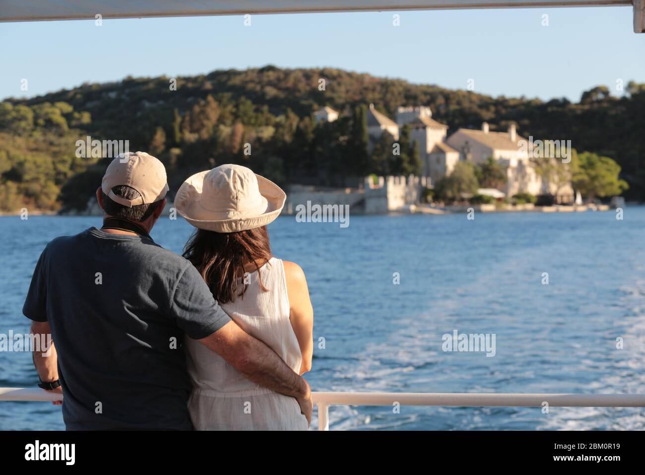 Ein kuschelig Paar auf einem Schiff mit Blick in die Meereslandschaft Stockfoto