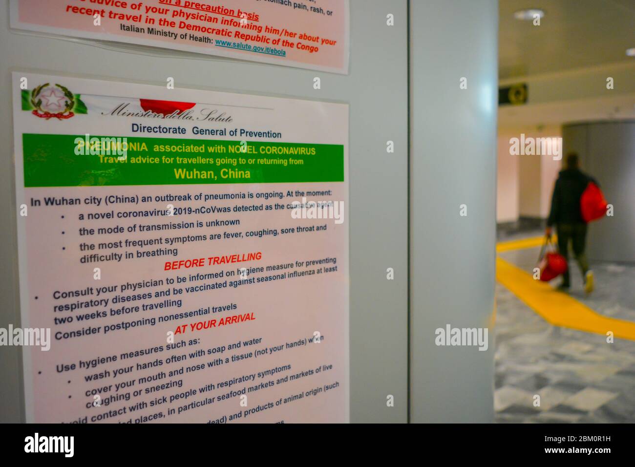 Flughafen Mailand Malpensa MXP, Italien: Warnung des Gesundheitsministeriums über Corona-Virus COVID-19 in englischer Sprache. Schild weist auf Regeln hin Stockfoto