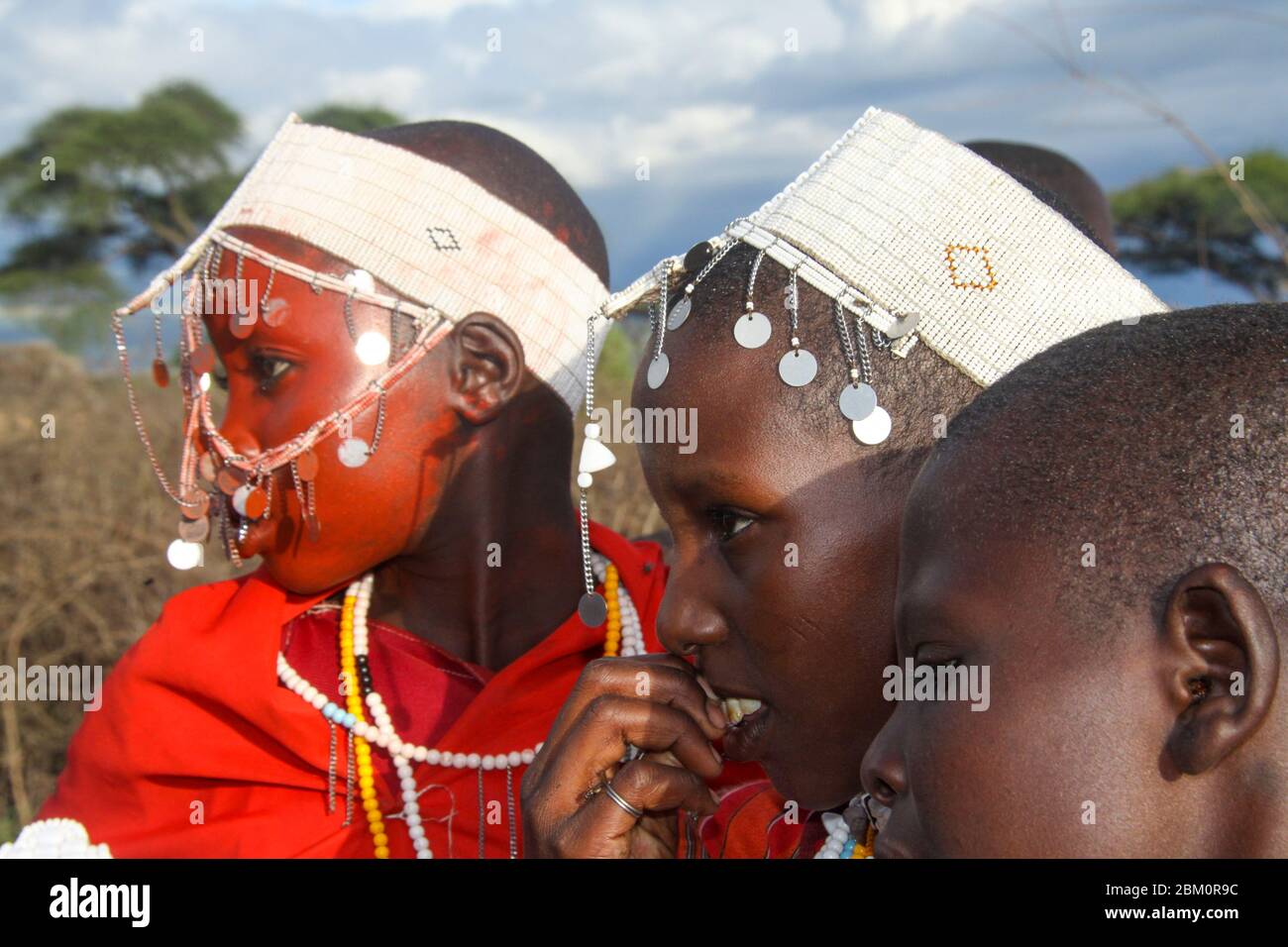 Maasai Frauen in voller traditioneller Party-Outfit, tragen Maasai Schmuck. Maasai ist eine ethnische Gruppe von halbnomadischen Menschen, die in Tansania fotografiert wurden Stockfoto