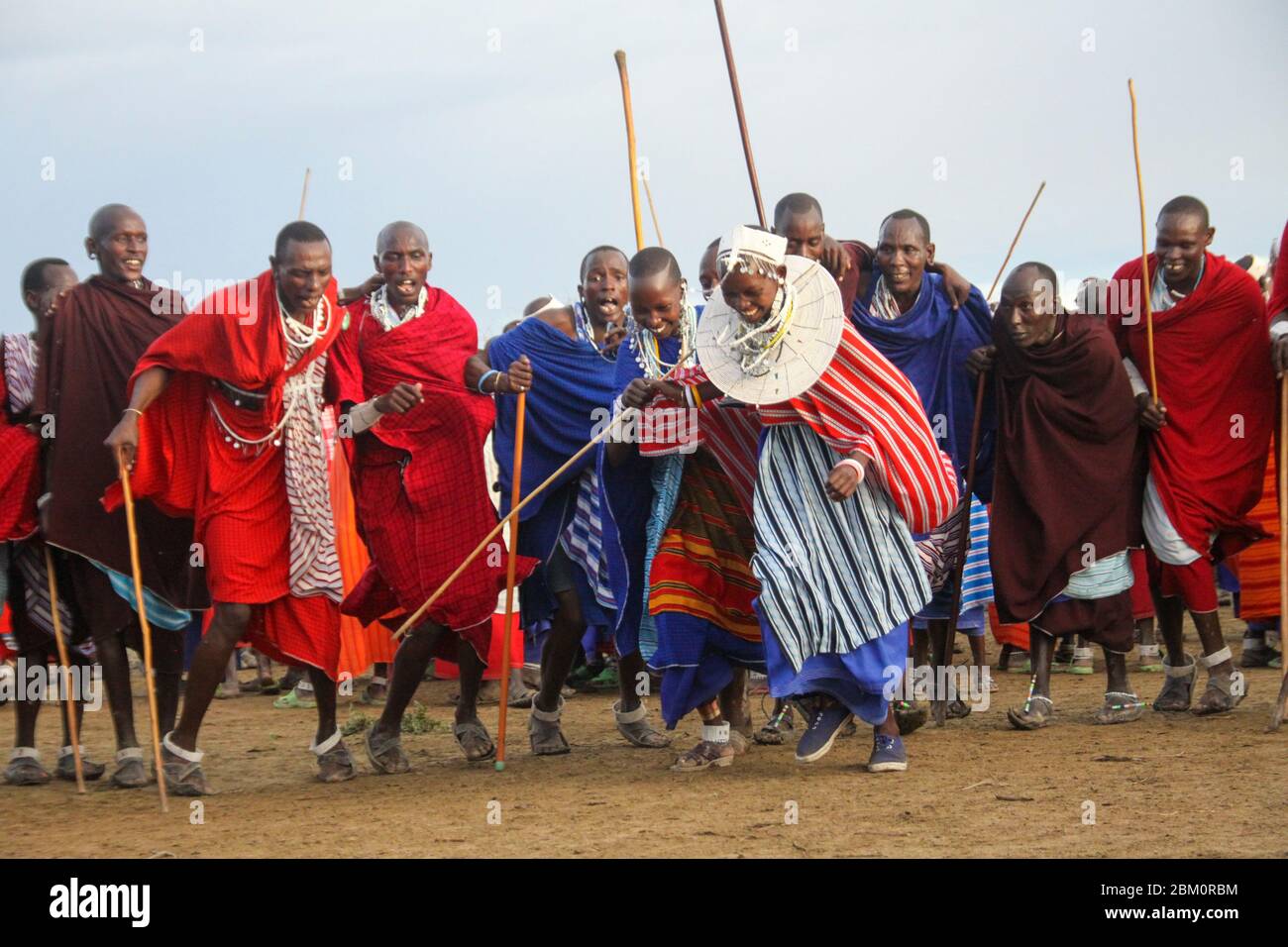 Stammestanz bei einer Maasai-Zeremonie Maasai ist eine ethnische Gruppe von halbnomadischen Menschen, die in Tansania fotografiert wurden Stockfoto