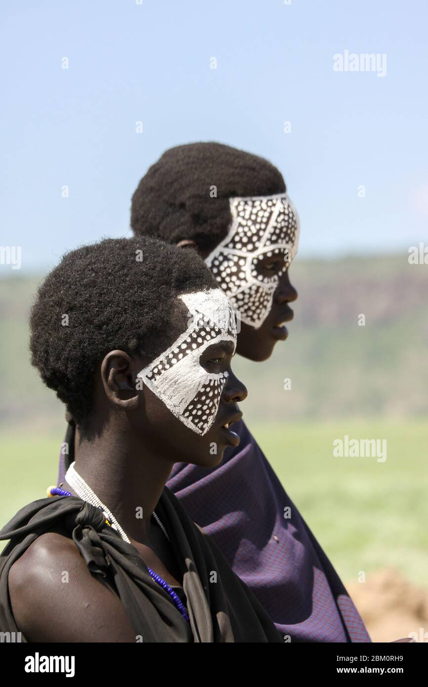 Ein Teenager Maasai mit bemaltem Gesicht nach der "emorata" Zeremonie, die die Beschneidung und das Recht der Passage ist, Mitglied des Kriegers zu werden oder ' Stockfoto