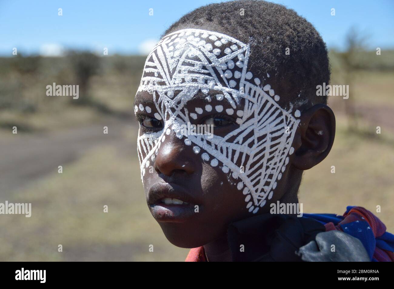 Ein Teenager Maasai mit bemaltem Gesicht nach der "emorata" Zeremonie, die die Beschneidung und das Recht der Passage ist, Mitglied des Kriegers zu werden oder ' Stockfoto