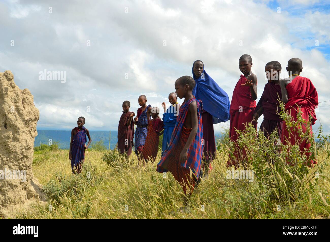 Junge Maasai weibliche Teenager Maasai ist eine ethnische Gruppe von halbnomadischen Menschen in Tansania fotografiert Stockfoto