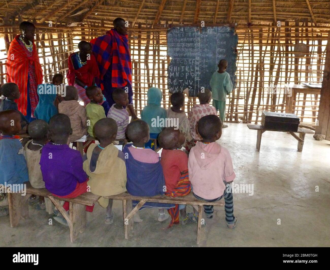 Junge Maasai-Kinder lernen Rechnen und Lesen in einem Schulzimmer, fotografiert am Lake Eyasi, Tansania Stockfoto