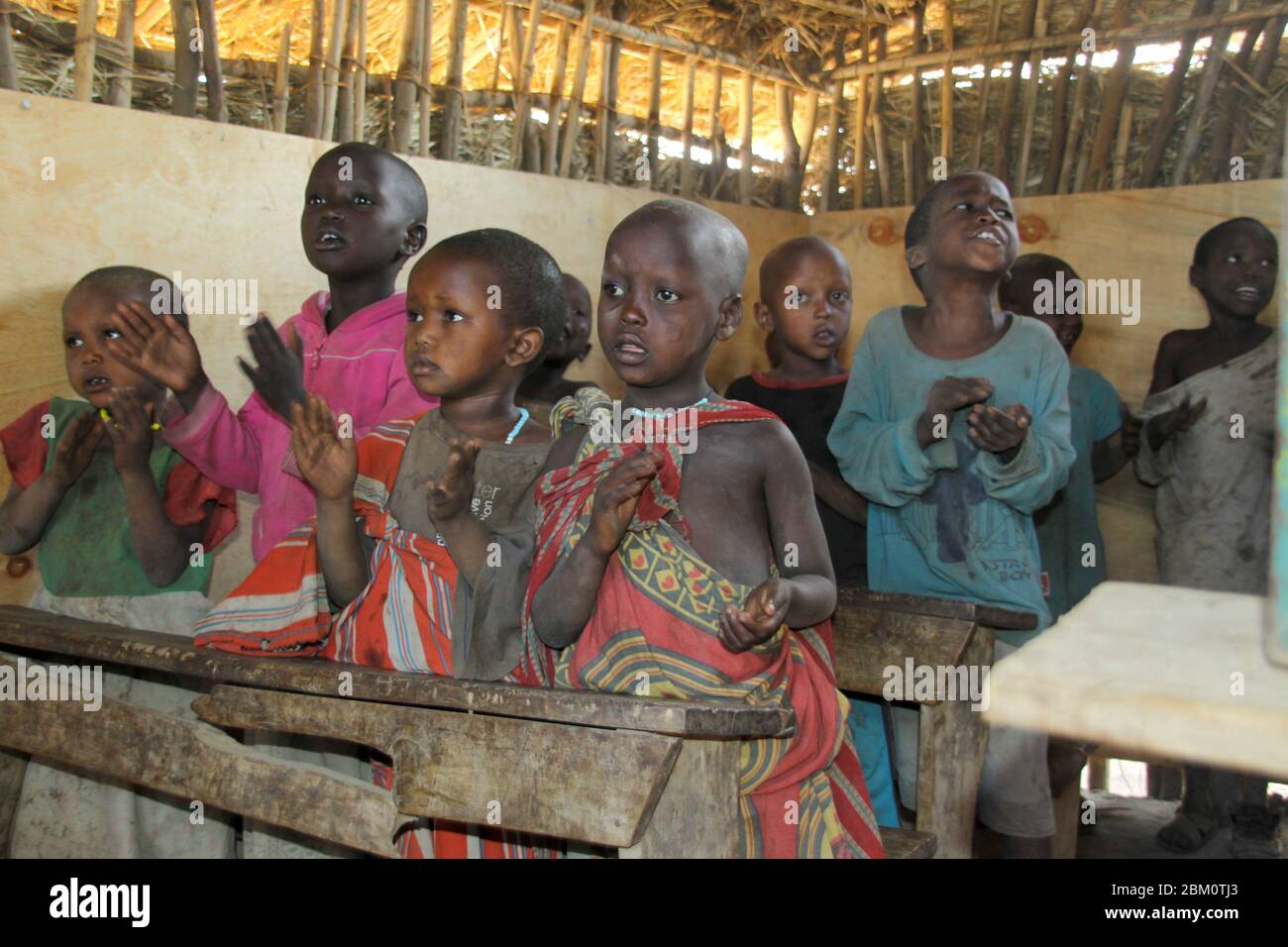 Junge Maasai-Kinder lernen Rechnen und Lesen in einem Schulzimmer, fotografiert am Lake Eyasi, Tansania Stockfoto