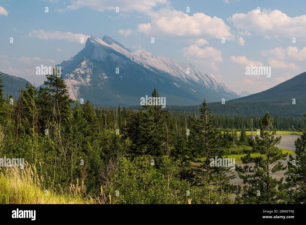 Naturlandschaften entlang des Trans-canada hwy von Calgary nach Banff, Alberta, Kanada Stockfoto