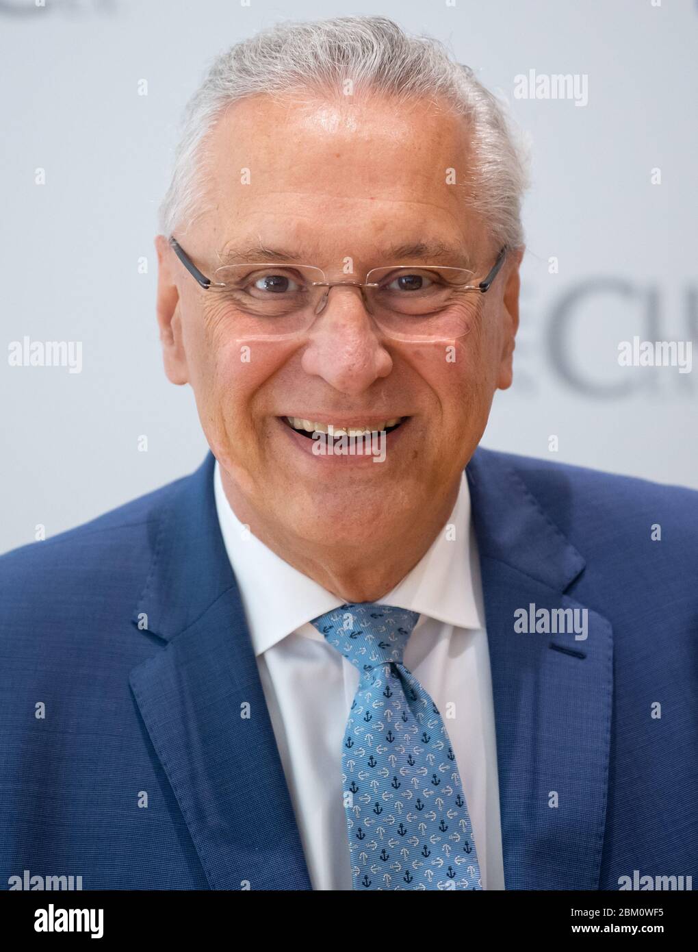 München, Deutschland. Mai 2020. Joachim Herrmann (CSU), Bayerns Innenminister, nimmt an einer Pressekonferenz im Presseclub Teil. Das Thema ist Sicherheit und Sportpolitik in Corona Times. Kredit: Sven Hoppe/dpa/Alamy Live News Stockfoto