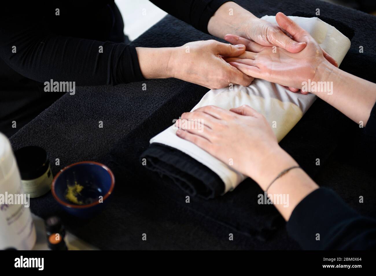 Eine Handmassage, manchmal auch als Handreflexzonenmassage bekannt. Handmassieren hilft, neues, sauerstoffreiches Blut fließt in Ihre Muskeln, die helfen können Stockfoto