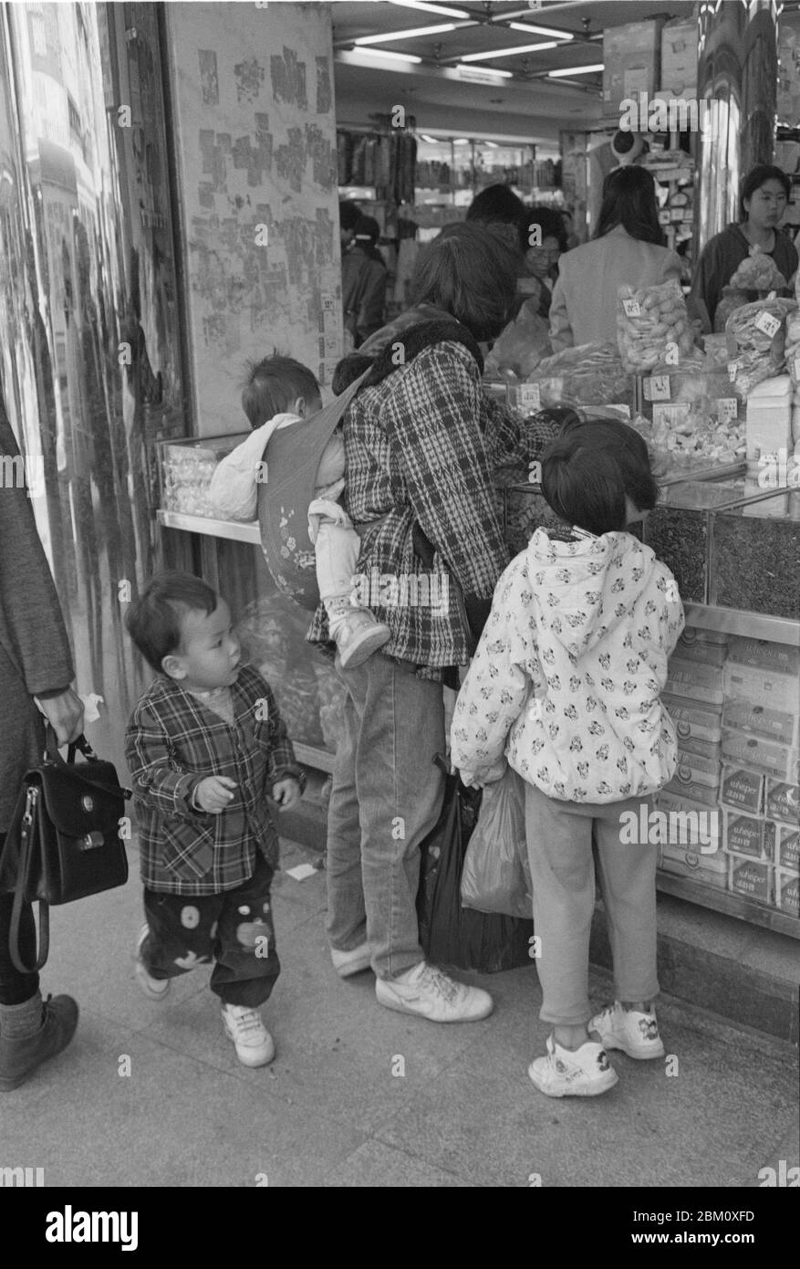 1986 Shenzhen Guangdong, ein Wanderarbeiter mit drei Kindern Stockfoto