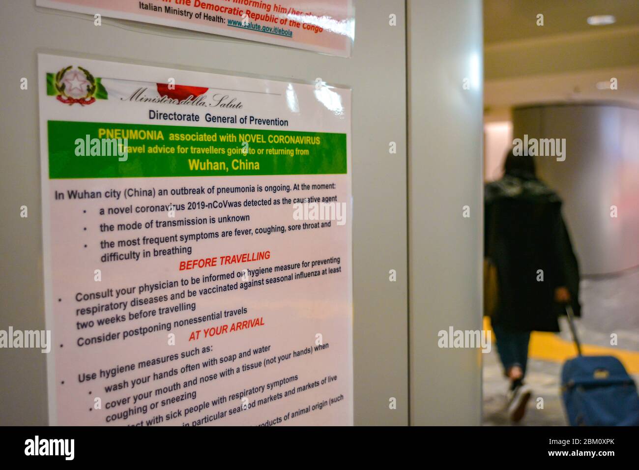 Flughafen Mailand Malpensa MXP, Italien 03/02/20: Warnplakatwand auf Corona Virus COVID-19 in englischer Sprache von der Gesundheitsabteilung beschreibt die ri Stockfoto