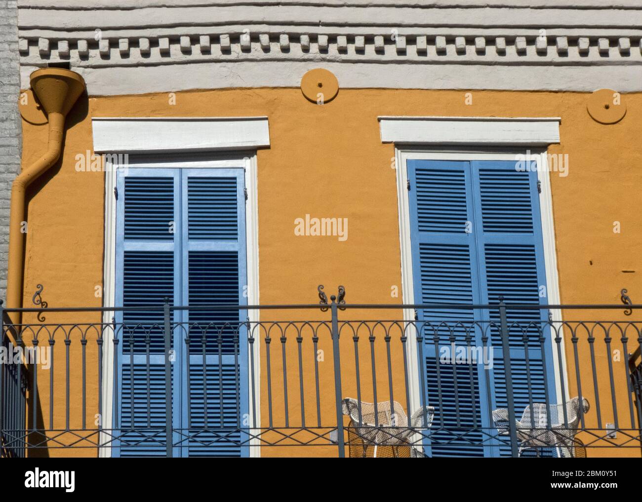 Straße im French Quarter in Downtown New Orleans, Louisiana, USA, mit seinen typischen Balkonen und Eisengeländern, Stockfoto