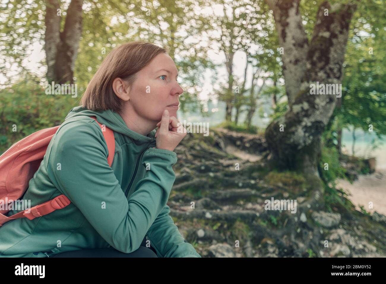 Weibliche Wanderer, die sich im Wald ausruhen und betrachten, machen eine Pause vom Wandern im Freien in den Wäldern Stockfoto
