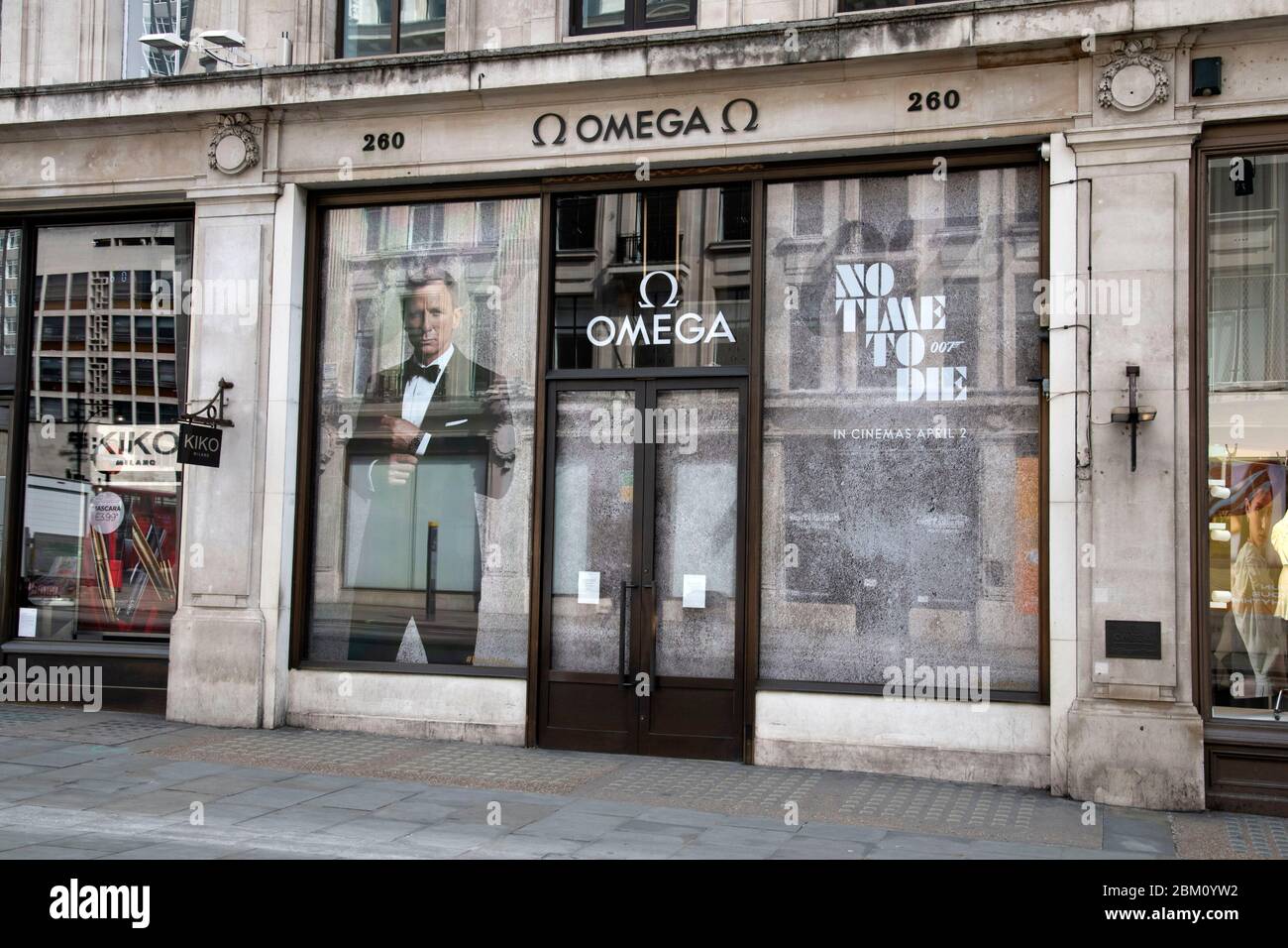 London, Grossbritannien. Mai 2020. Omega-Uhrenladen mit Werbung für den verschobenen James Bond-Film "No Time to die" auf der Regent Street - Londons Straßen und Sehenswürdigkeiten sind aufgrund der Sperrung des Corona-Virus verlassen. London, 05.05.2020 Quelle: dpa/Alamy Live News Stockfoto