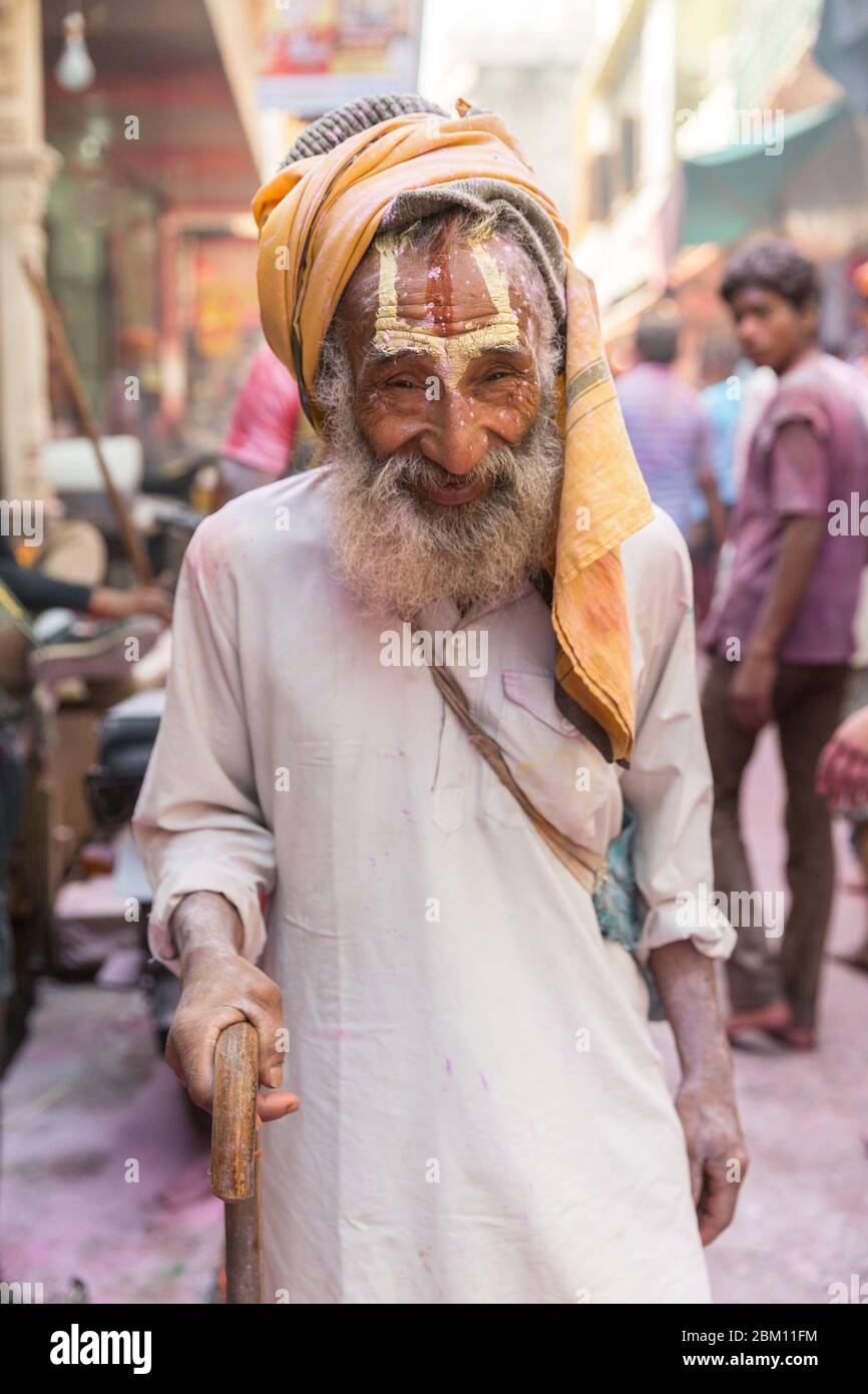 Ein Porträt eines alten Menschen mit spiritueller Erscheinung in Vrindavan, Indien Stockfoto