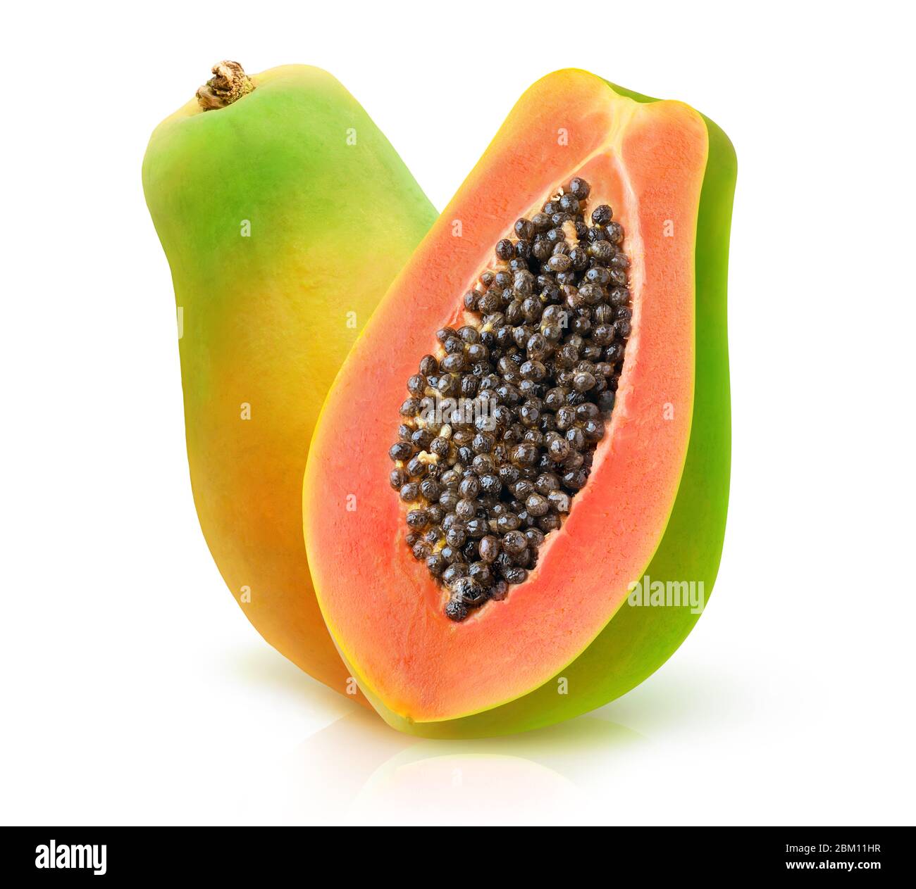 Isolierte Papaya. Eine ganze Papaya-Frucht und eine Hälfte mit Samen stehen vertikal isoliert auf weißem Hintergrund Stockfoto