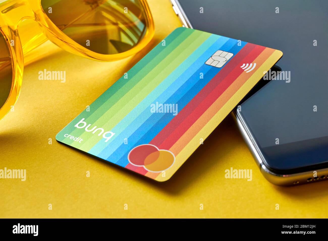 Franeker, Niederlande - 1. März 2020: Die bunq Travel Card ist eine Prepaid Mastercard Kreditkarte. Bunq ist eine niederländische, international tätige Neobank. Stockfoto