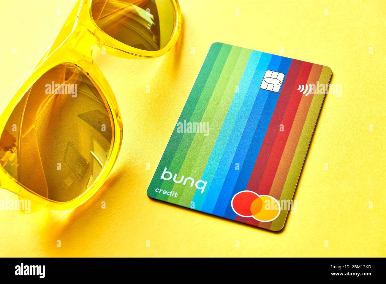 Franeker, Niederlande - 1. März 2020: Die bunq Travel Card ist eine Prepaid Mastercard Kreditkarte. Bunq ist eine niederländische, international tätige Neobank. Stockfoto