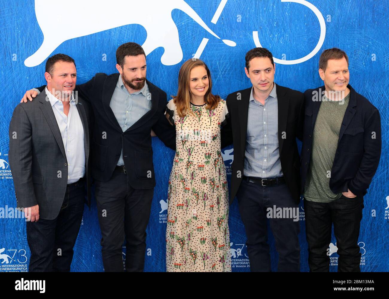 VENEDIG, ITALIEN - SEPTEMBER 07: Scott Franklin, Pablo Larrain, Natalie Portman, Juan de Dios Larrain und Mickey Liddell nehmen an einem Fotocall für 'Jackie' Teil Stockfoto