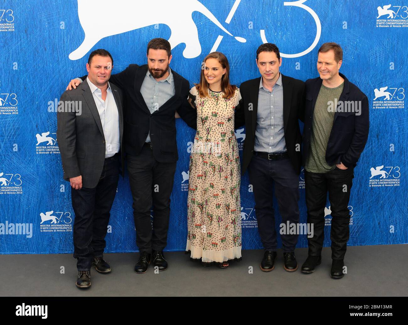 VENEDIG, ITALIEN - SEPTEMBER 07: Scott Franklin, Pablo Larrain, Natalie Portman, Juan de Dios Larrain und Mickey Liddell nehmen an einem Fotocall für 'Jackie' Teil Stockfoto