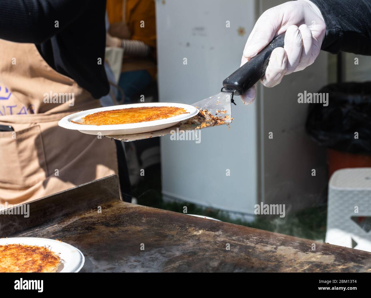 Künefe, süßes und herzhaftes levantinisches Käseteig, türkisches Dessert spezifisch und traditionell. Gebratene Kunefe aus schmelzendem hatay-Käse, der in suga beschichtet ist Stockfoto