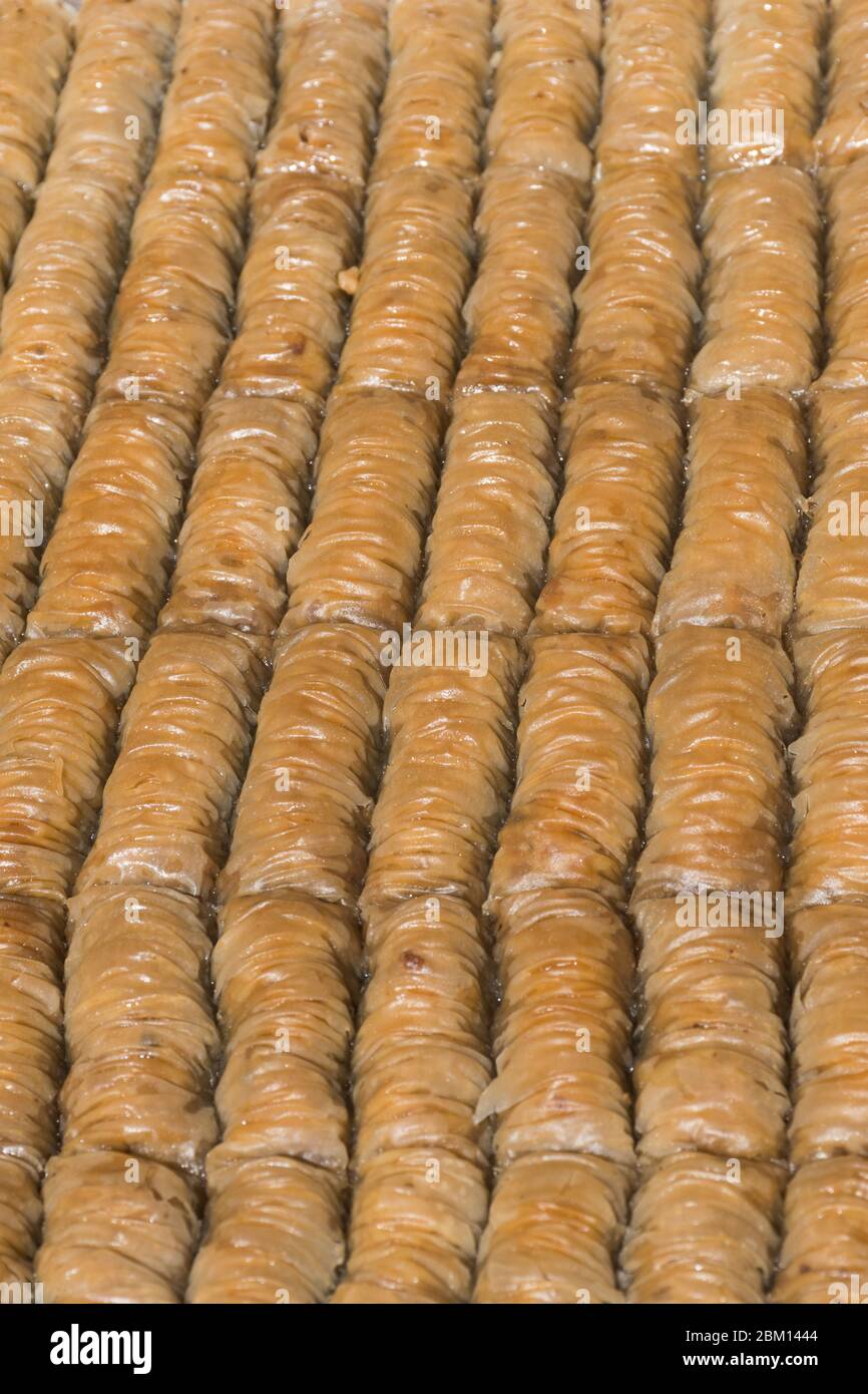 Burma Baklava, türkische Dessert süße und traditionelle authentische  Spezialität, Baklava Rolle Form, Walnuss, Honig und Nüsse Füllung, Form,  ähnlich wie burma Stockfotografie - Alamy