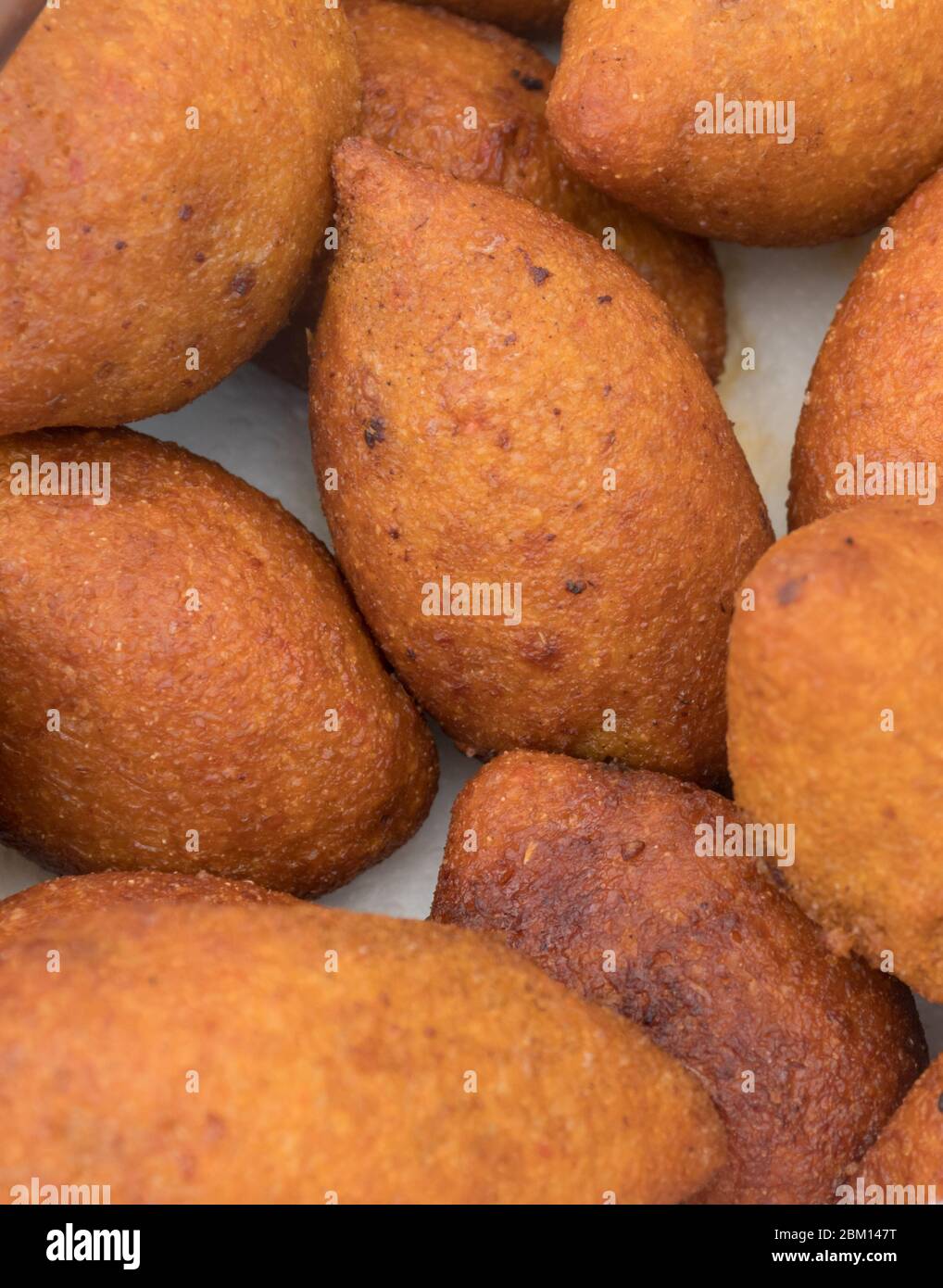 Içli Köfte (türkischer gefüllter Fleischball) während des Street Food Festivals. Stapel oder Stapel von Lamm oder Hackfleisch Hackfleisch Hackfleisch in Öl frittiert. Zähler oben DIS Stockfoto