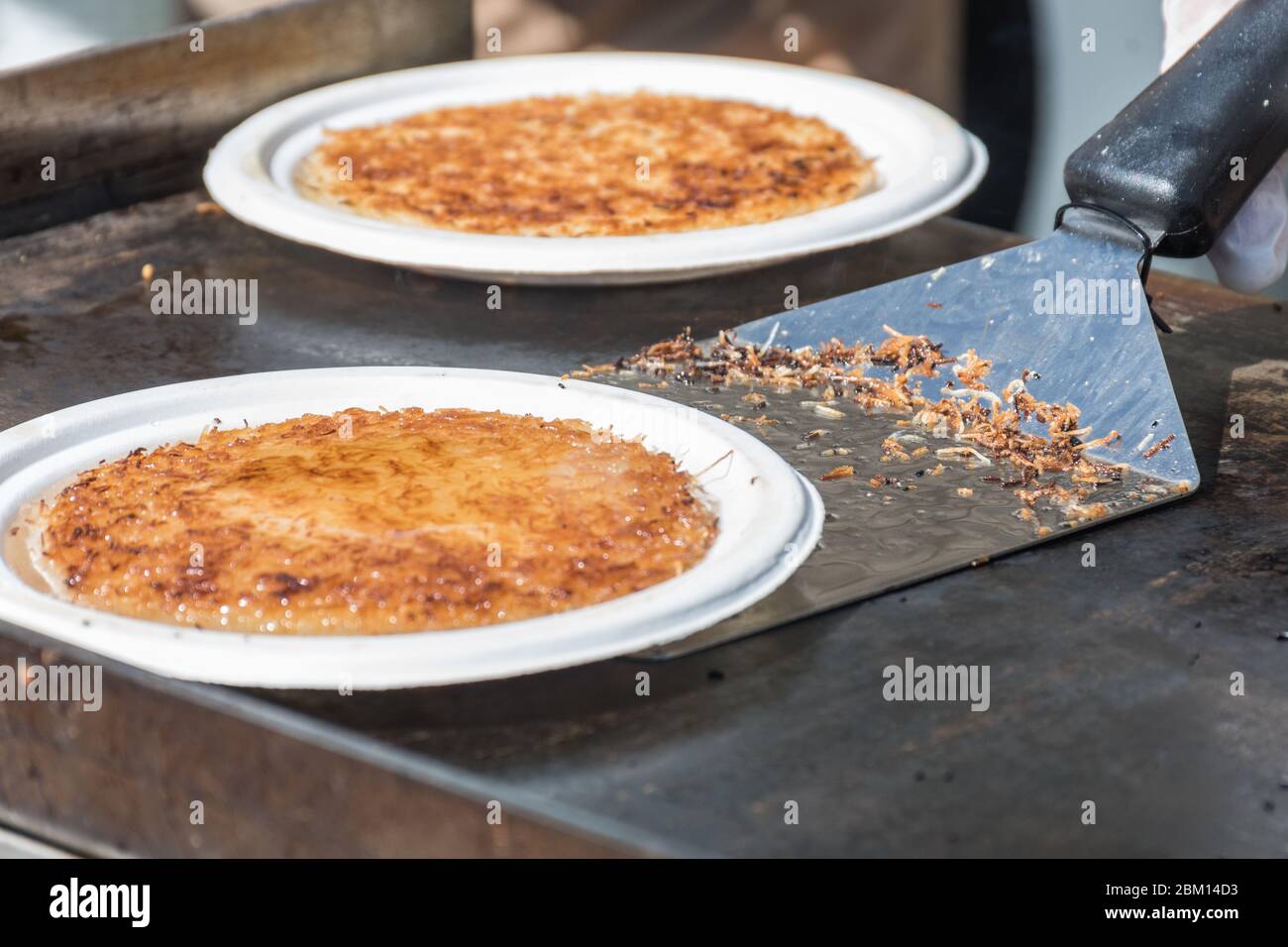Künefe, süßes und herzhaftes levantinisches Käseteig, türkisches Dessert spezifisch und traditionell. Gebratene Kunefe aus schmelzendem hatay-Käse, der in suga beschichtet ist Stockfoto