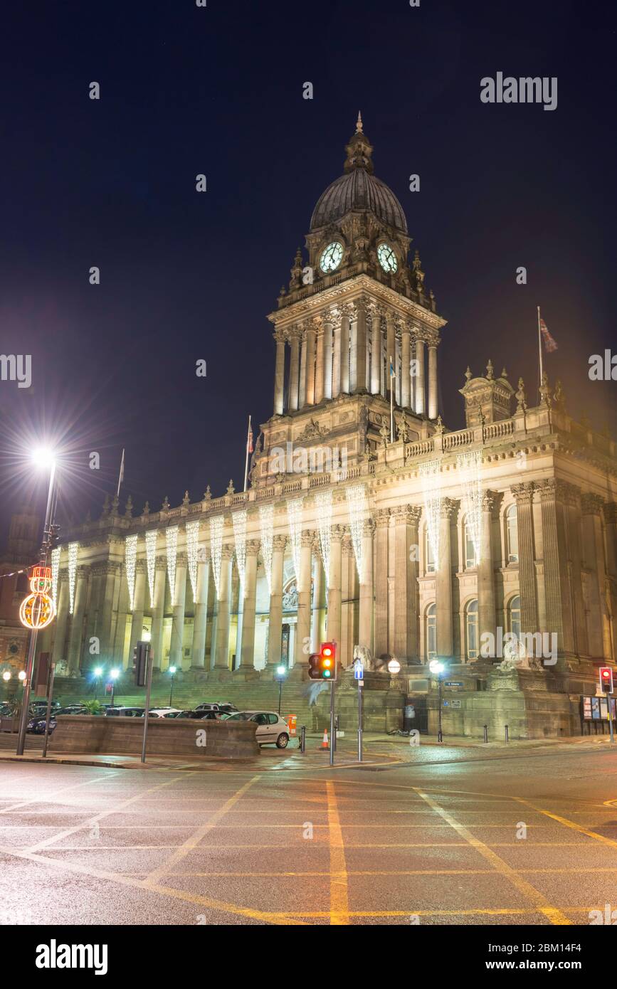 Leeds Town Hall bei Nacht zu Weihnachten mit festlichen Lichtern beleuchtet Stockfoto