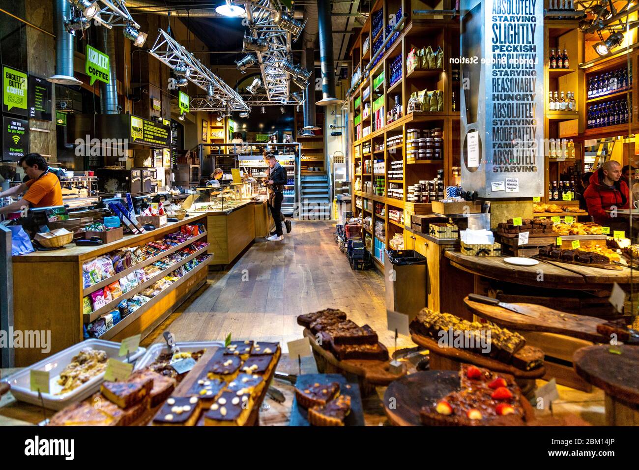 Interieur eines absolut hungernden Deli, Café und Supermarkt, London, Großbritannien Stockfoto