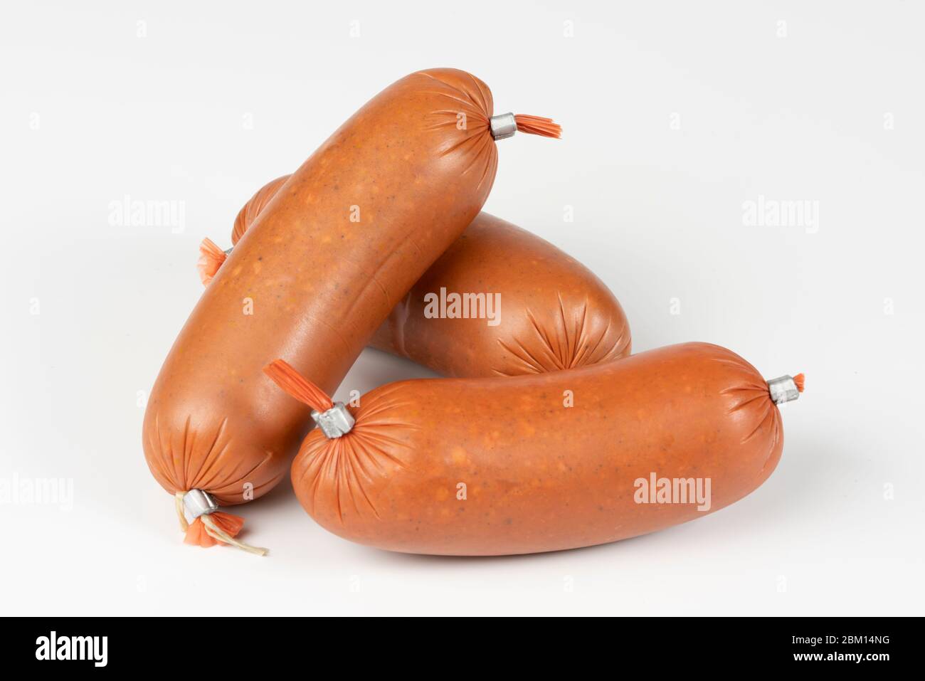 Geräucherte Wurst in Kunststoffschale isoliert auf weißem Hintergrund. Draufsicht Stockfoto