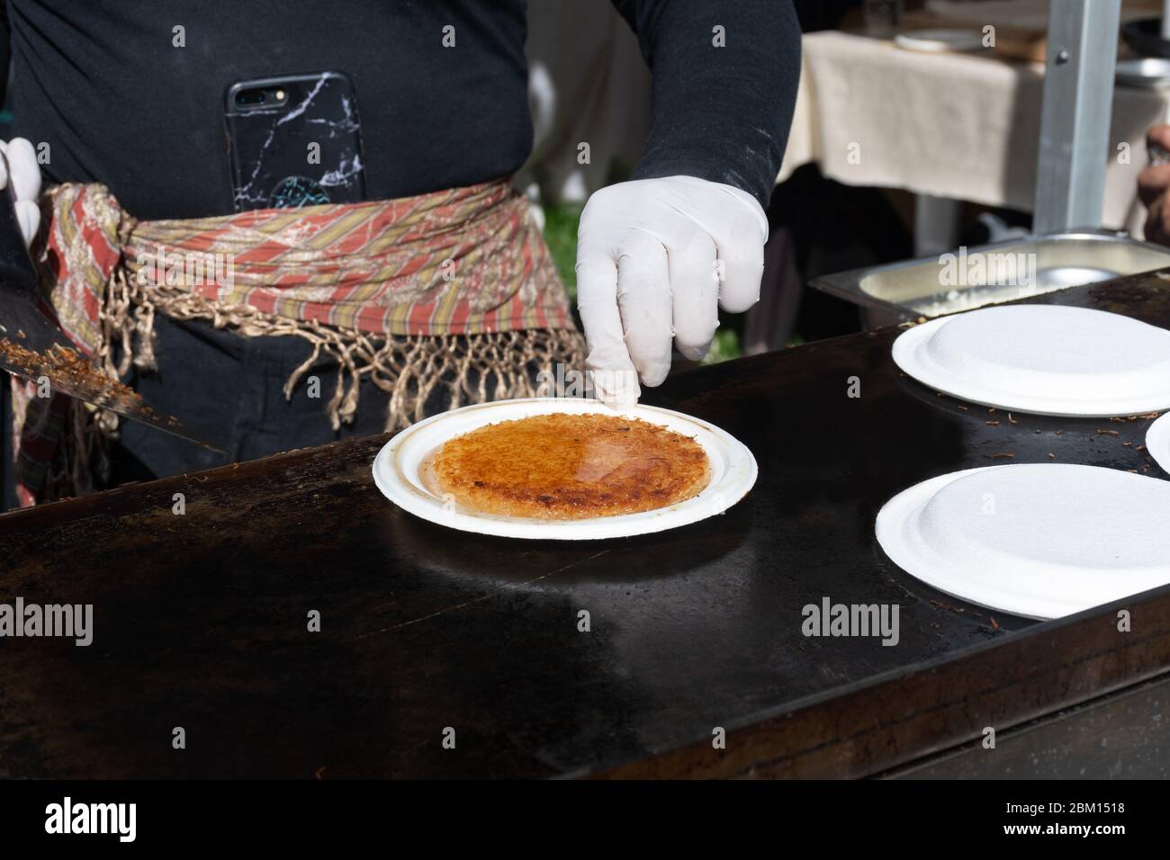 Künefe, süßes und herzhaftes levantinisches Käseteig, türkisches Dessert spezifisch und traditionell. Gebratene Kunefe aus schmelzendem hatay-Käse, der in suga beschichtet ist Stockfoto