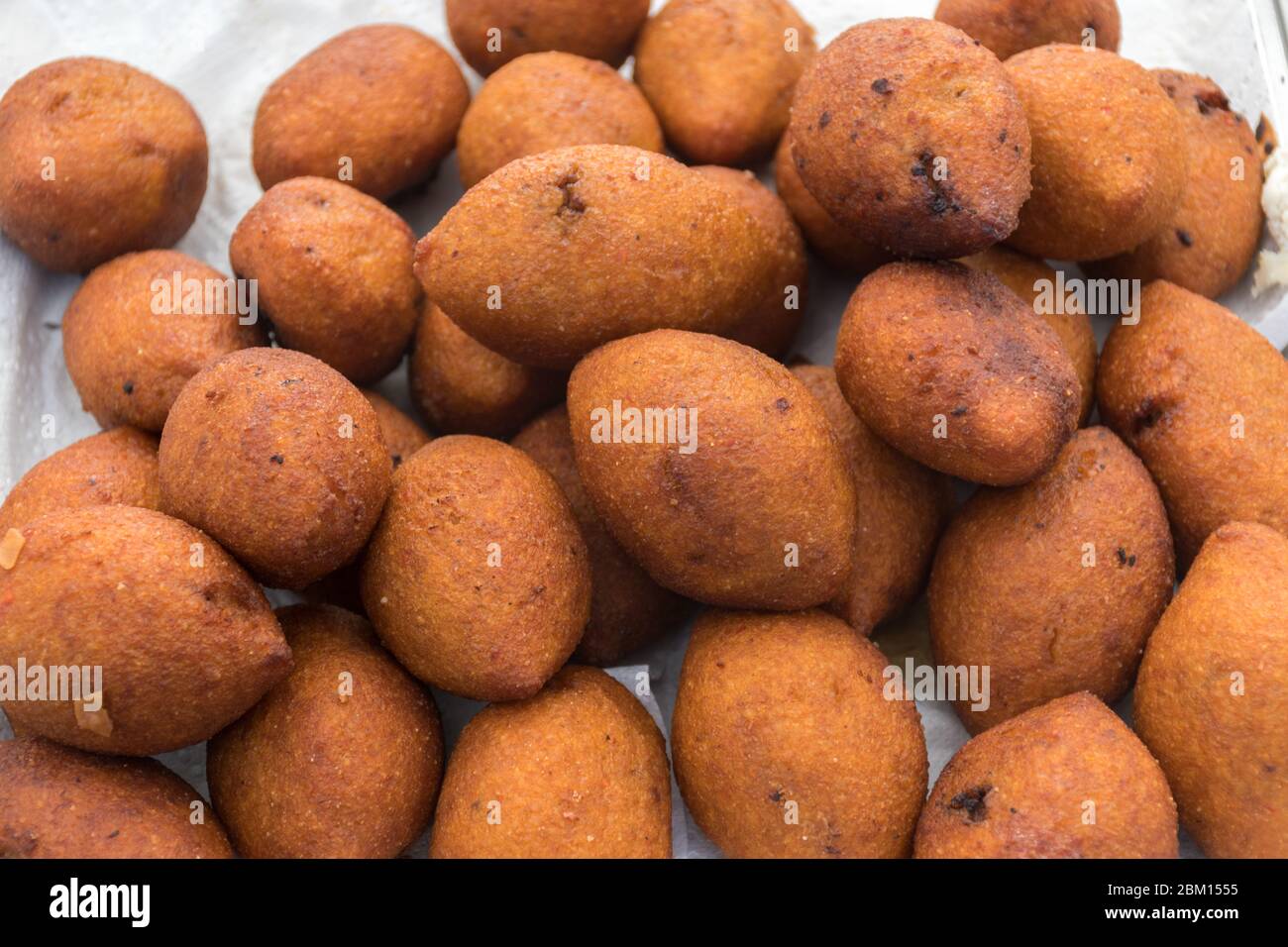 Içli Köfte (türkischer gefüllter Fleischball) während des Street Food Festivals. Stapel oder Stapel von Lamm oder Hackfleisch Hackfleisch Hackfleisch in Öl frittiert. Zähler oben DIS Stockfoto
