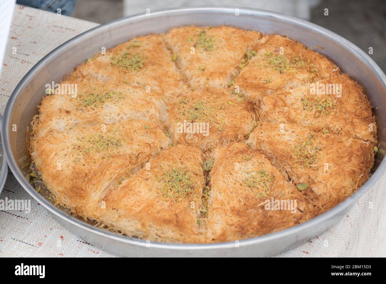 Künefe, süßes und herzhaftes levantinisches Käseteig, türkisches Dessert spezifisch und traditionell. Gebratene Kunefe aus schmelzendem hatay-Käse, der in suga beschichtet ist Stockfoto