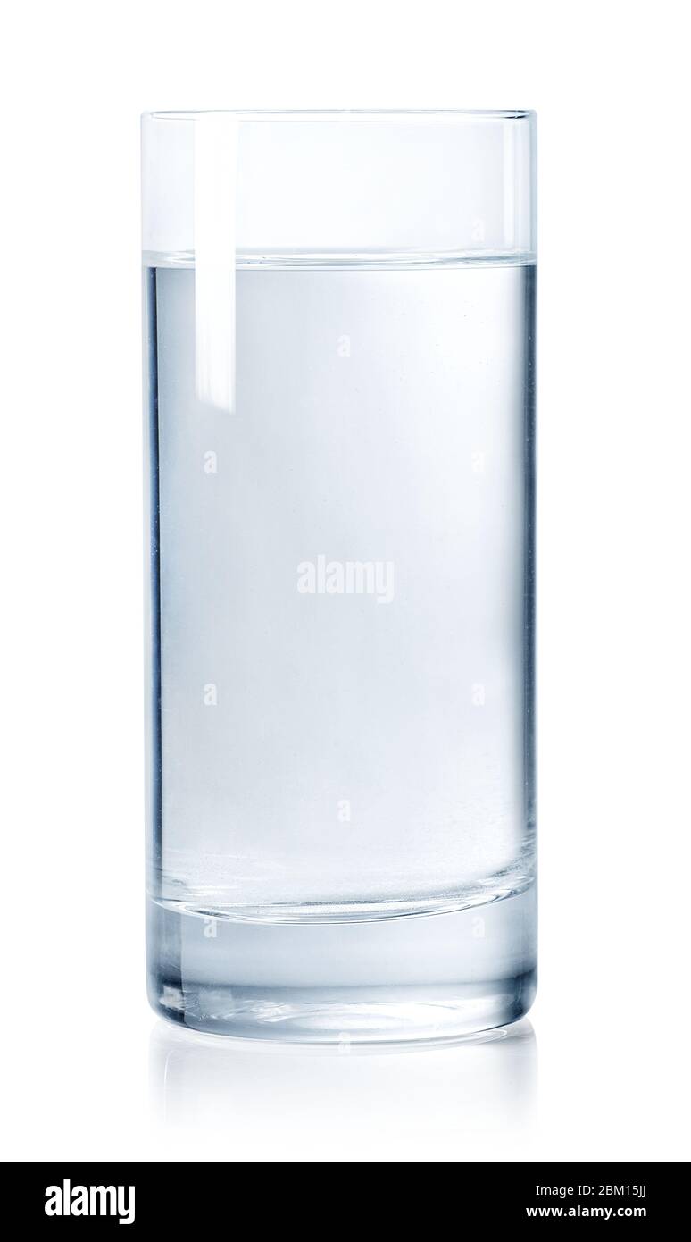 Glas stilles Wasser auf weißem Hintergrund isoliert Stockfoto