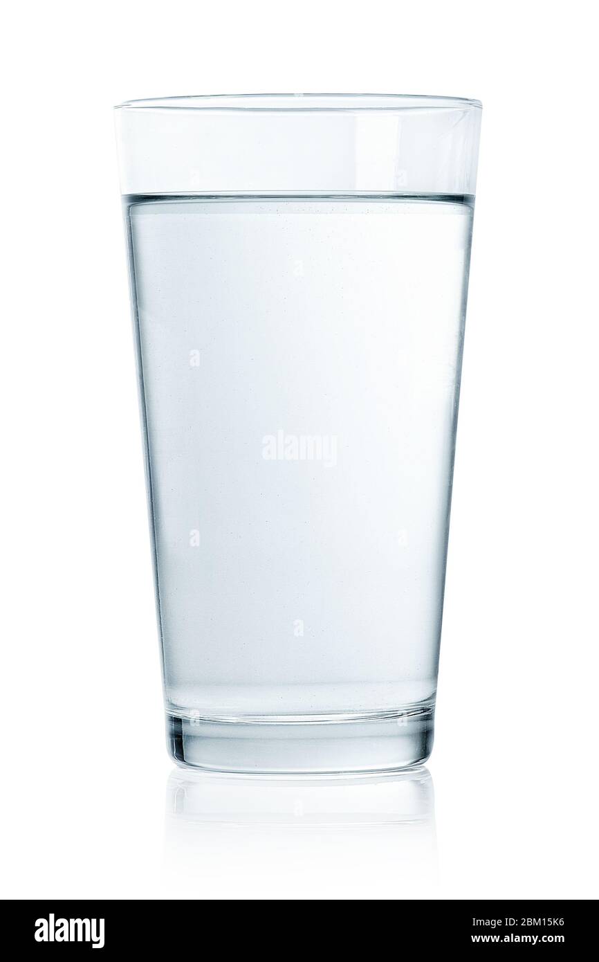 Glas stilles Wasser auf weißem Hintergrund isoliert Stockfoto