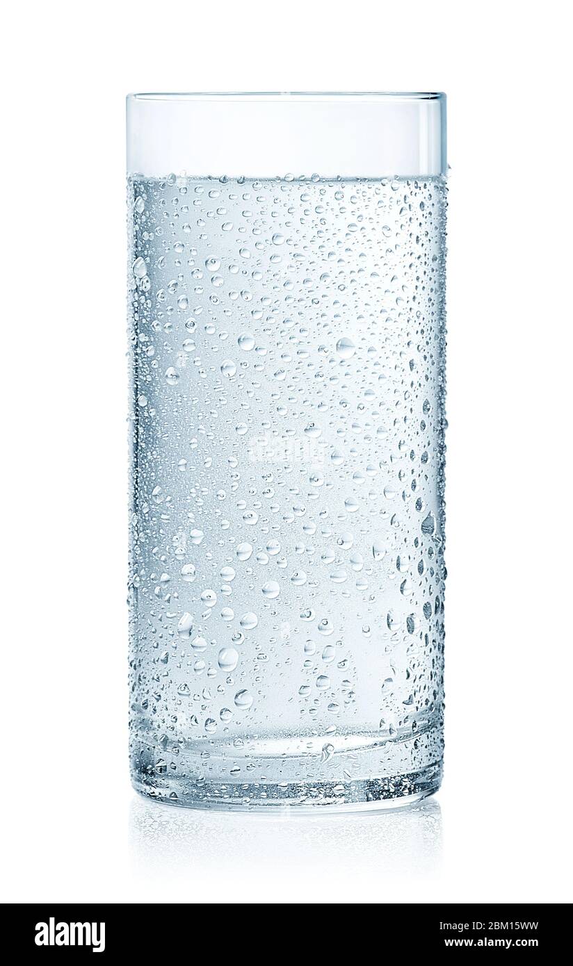 Glas kaltes stilles Wasser mit Tropfen auf weißem Hintergrund isoliert Stockfoto