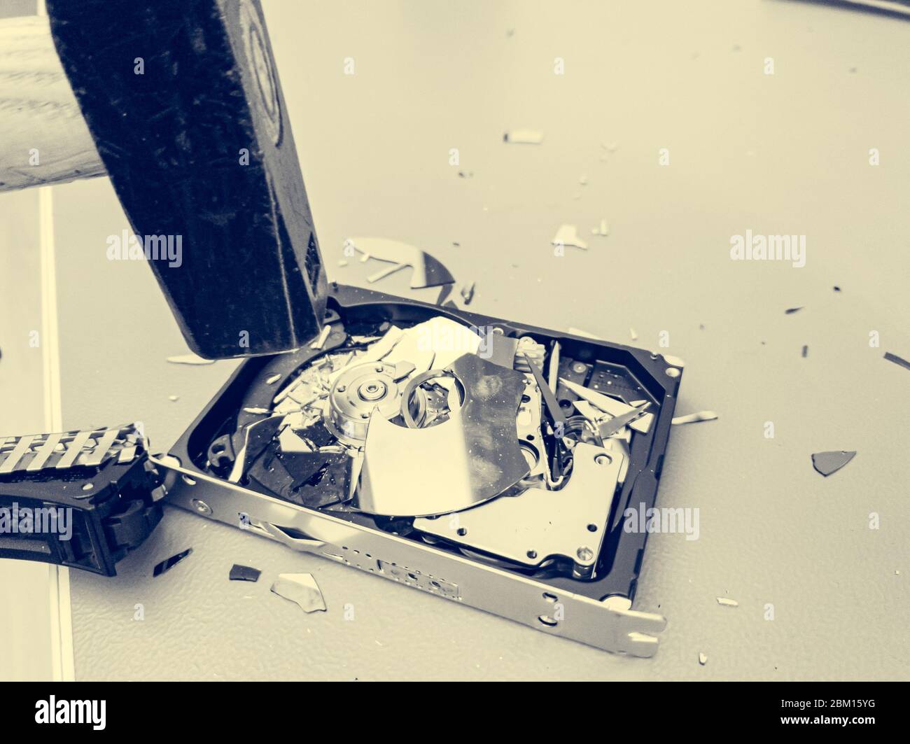 Festplatte des Computers mit einem Hammer zerstören Stockfotografie Alamy