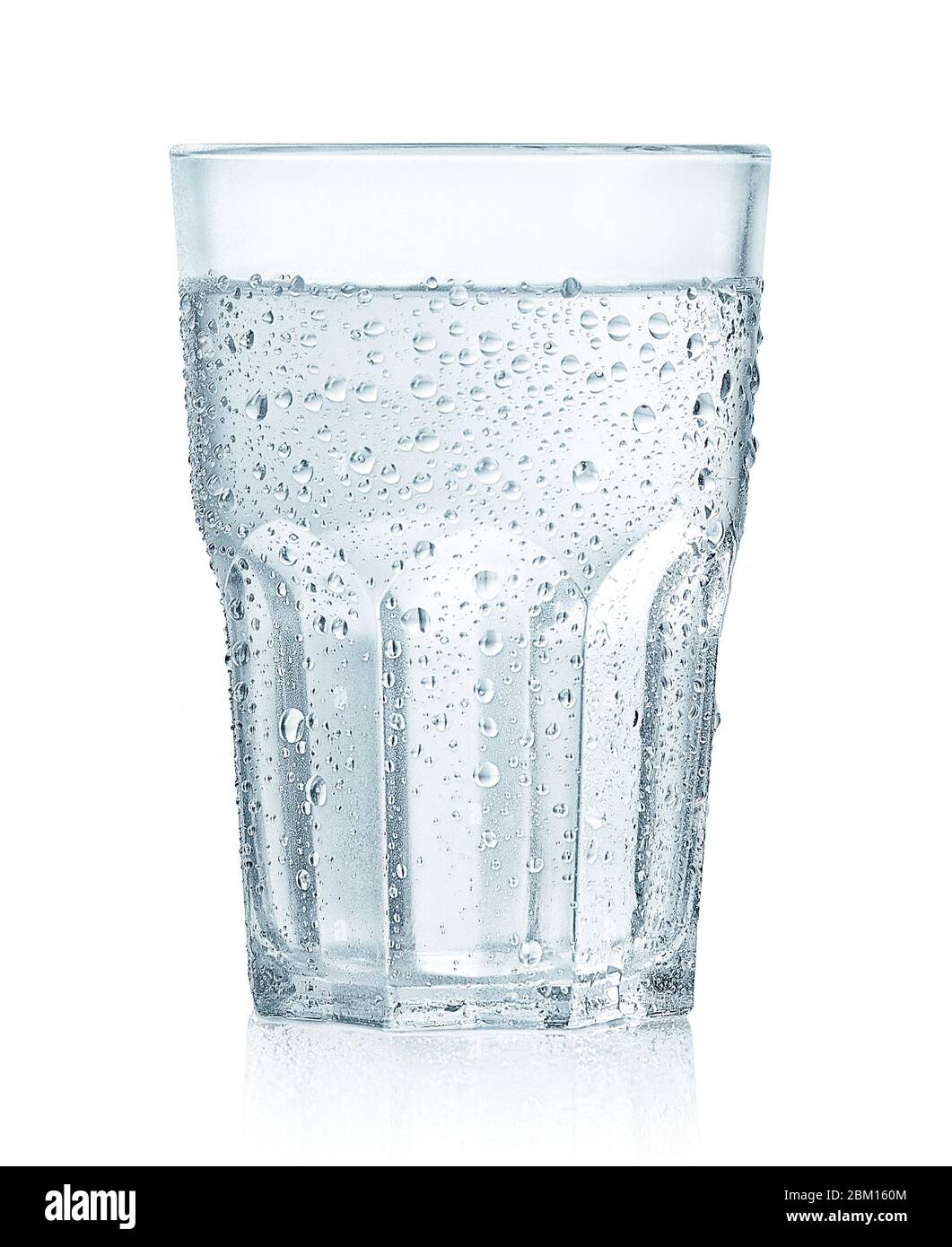 Glas kaltes stilles Wasser mit Tropfen auf weißem Hintergrund isoliert Stockfoto