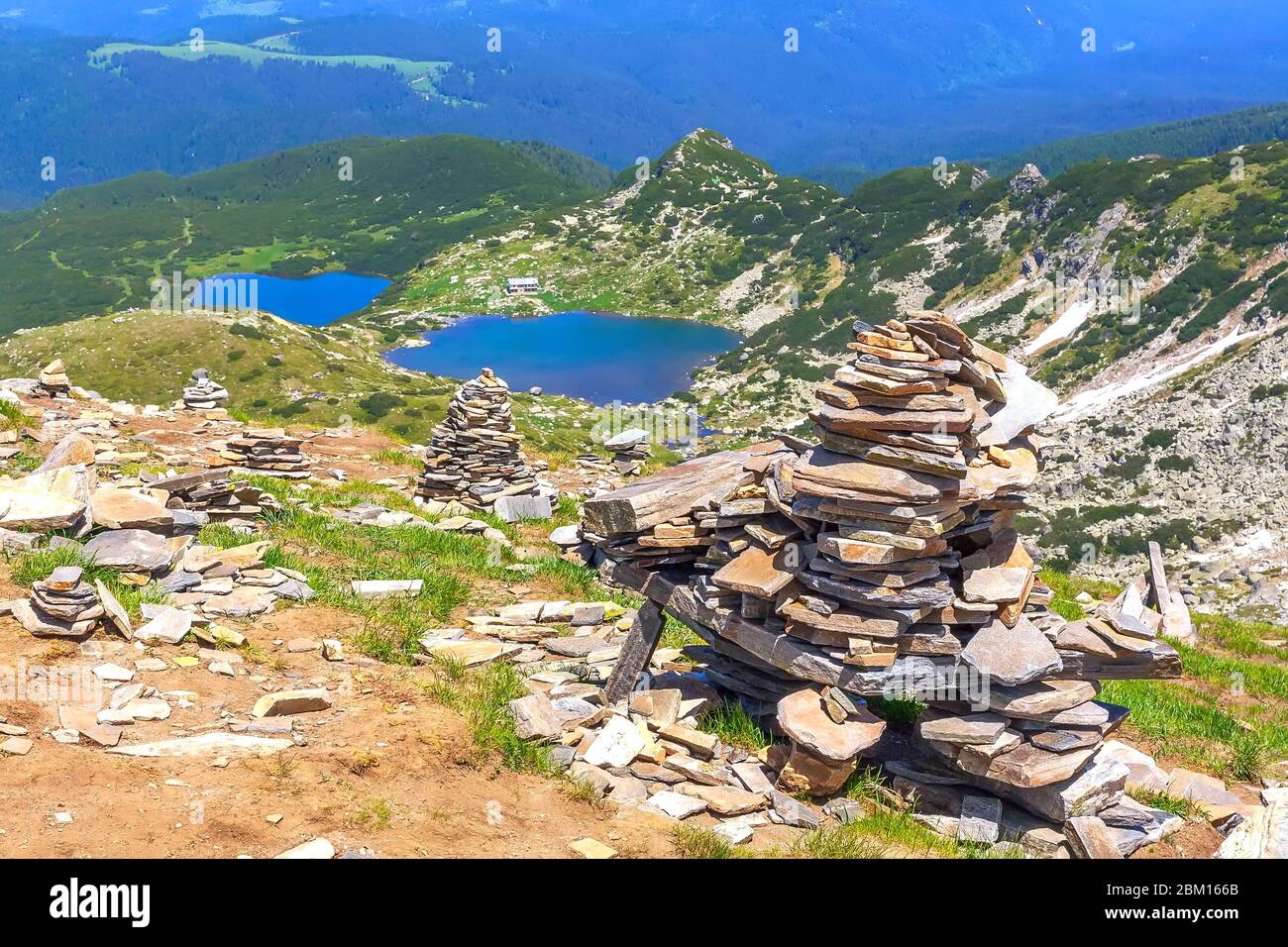 Steinpyramiden und sieben Rila-Seen im Nationalpark Rila, Bulgarien Panorama-Luftaufnahme Stockfoto